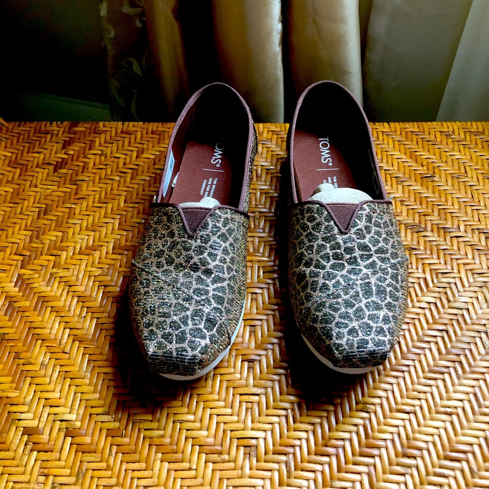New TOMS. Worn 1 time. Beautiful animal print.
